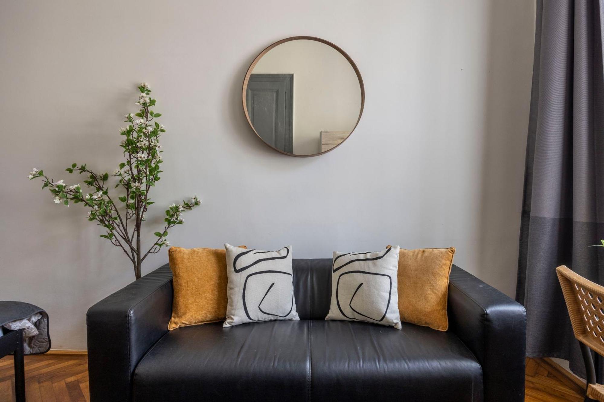 Charming & Cozy Stylish In The Heart Of Apartament *